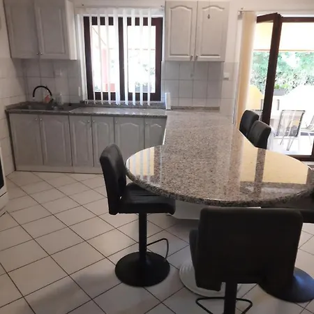 Modern With Garden & Terrace, 13 Min To Arena Пула