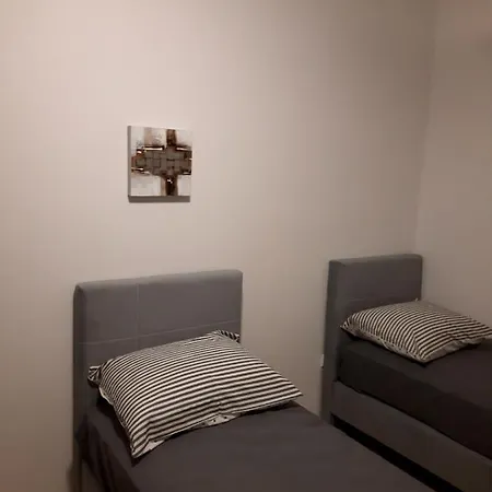 Modern With Garden & Terrace, 13 Min To Arena Пула